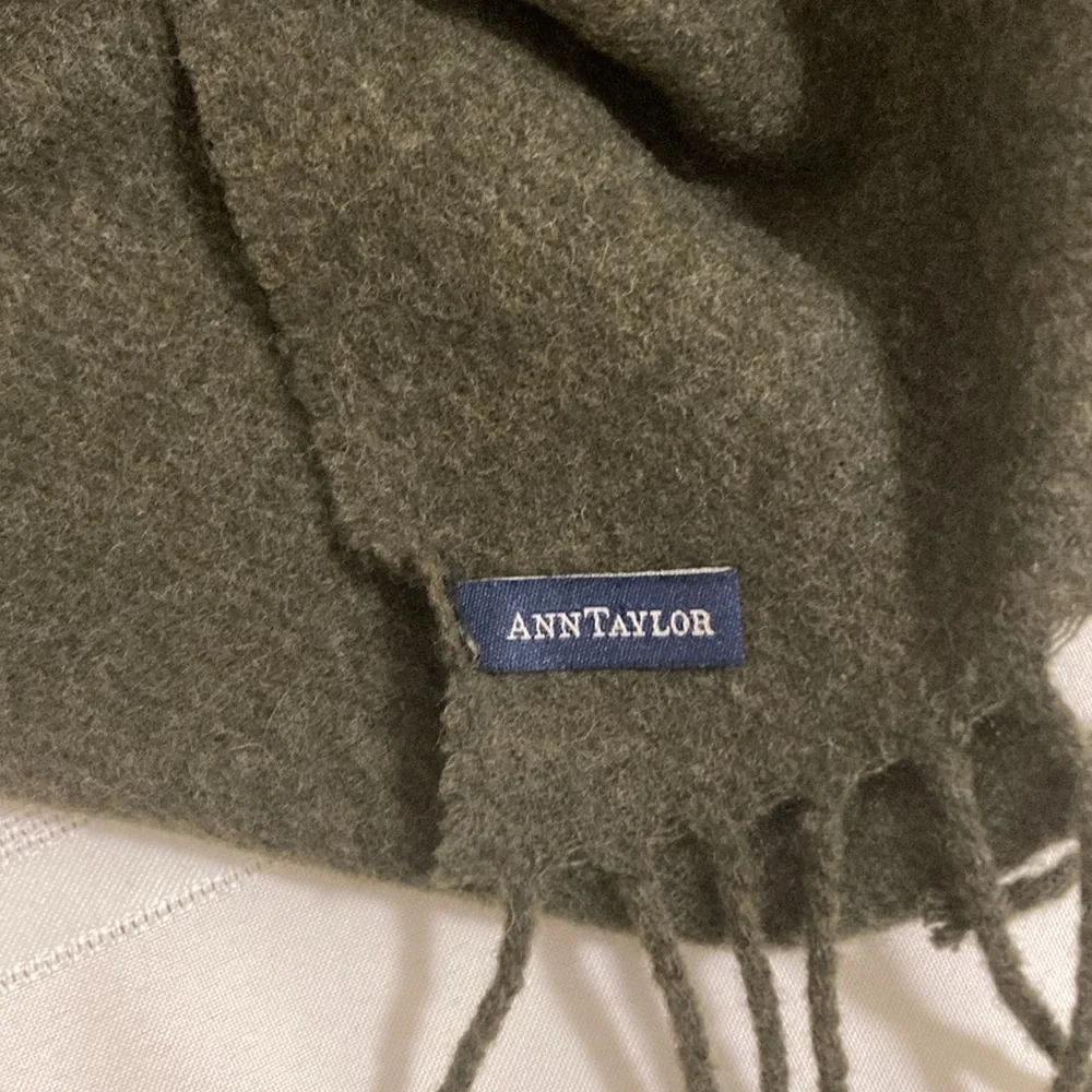 Ann Taylor Shaw Wrap. Like New - Picture 4 of 5